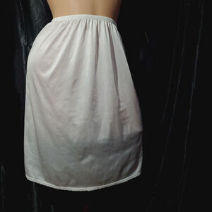 Vintage VASSARETTE Half Slip Skirt WHITE SATIN NYLON Lingerie WOMEN'S SMALL 20"